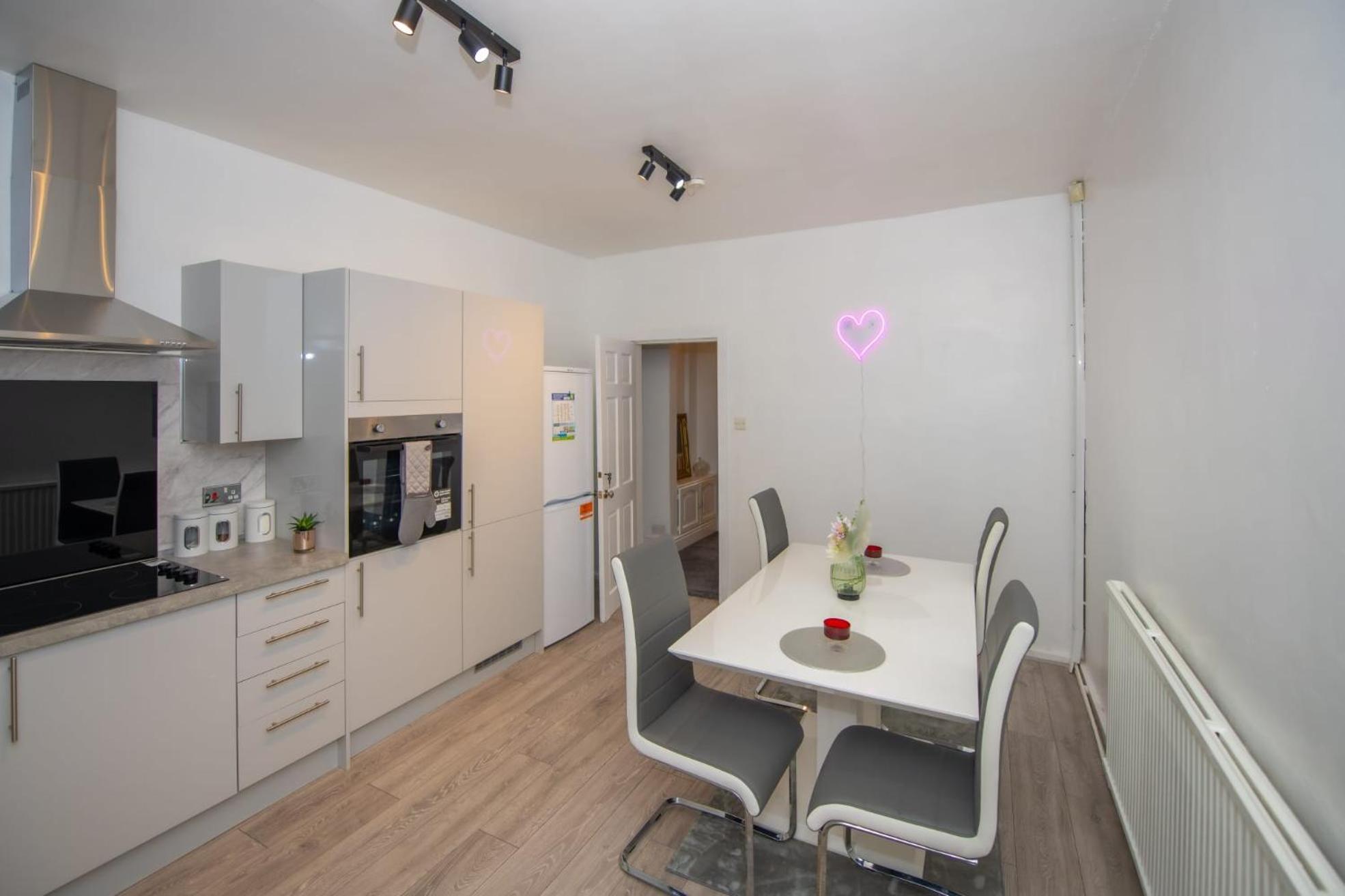 Lovely + Free Parking Holiday home